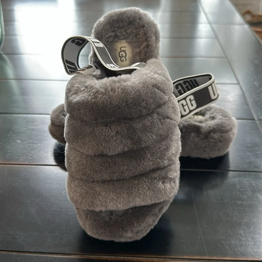 UGGS - Picture 4 of 5